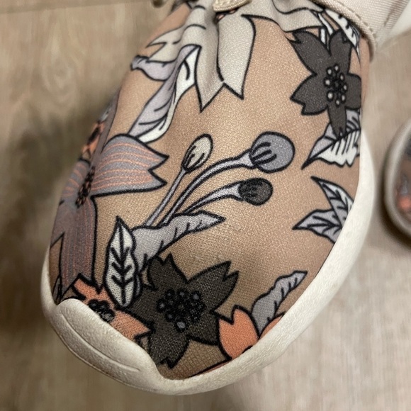 Nike Roshe Run Aloha shoes - Picture 3 of 10